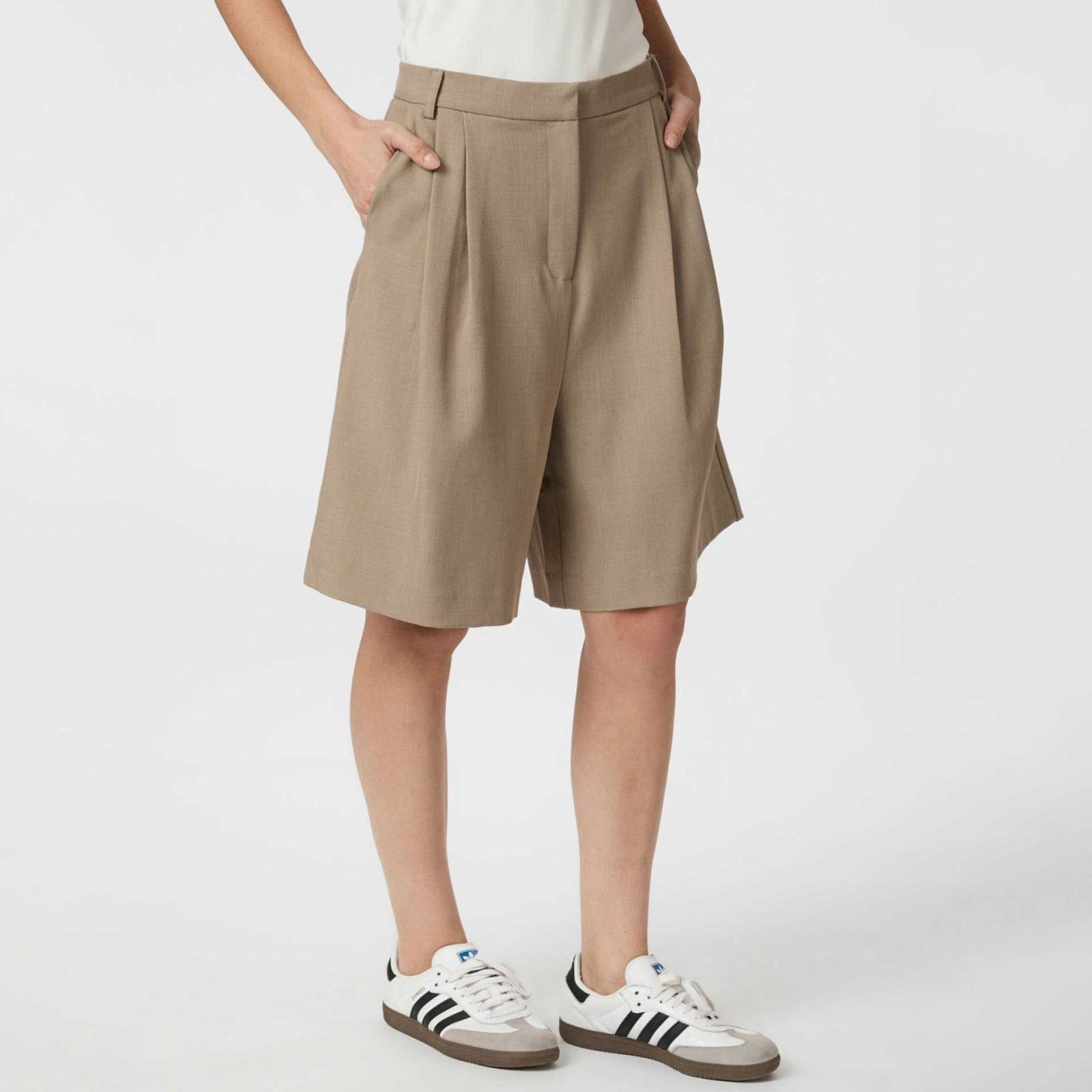 Short Nika Neo Noir